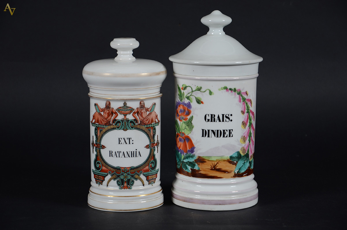 Dois antigos potes de farmácia de porcelana européia (1 c/ trincado)...