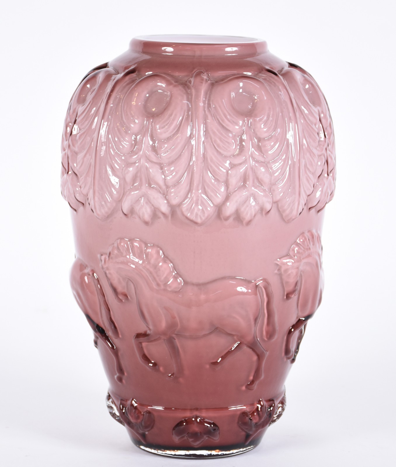 Vaso de vidro na cor rosa com cavalos em relevo. - foto 1 de 3
