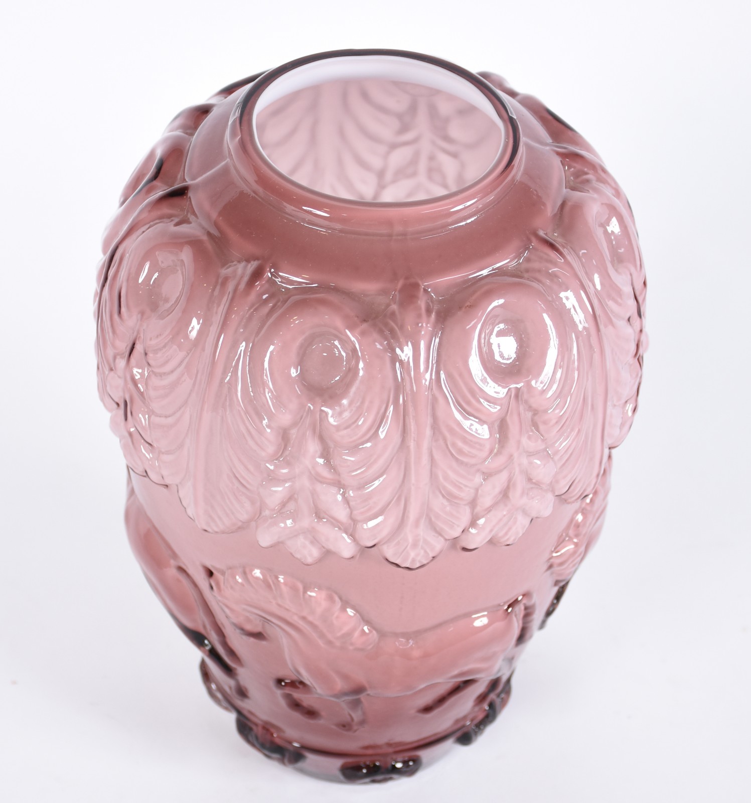 Vaso de vidro na cor rosa com cavalos em relevo. - foto 2 de 3