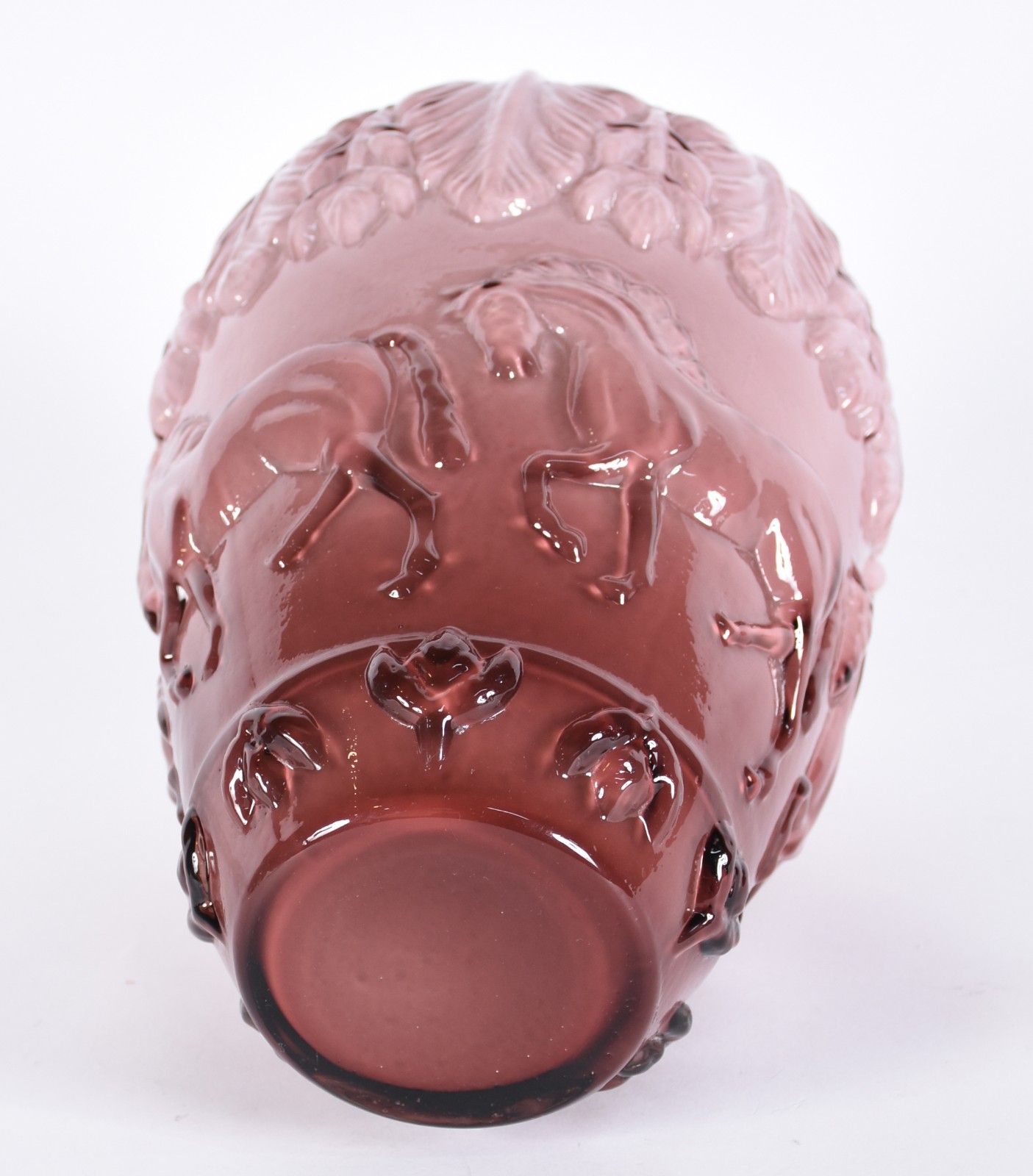 Vaso de vidro na cor rosa com cavalos em relevo. - foto 3 de 3