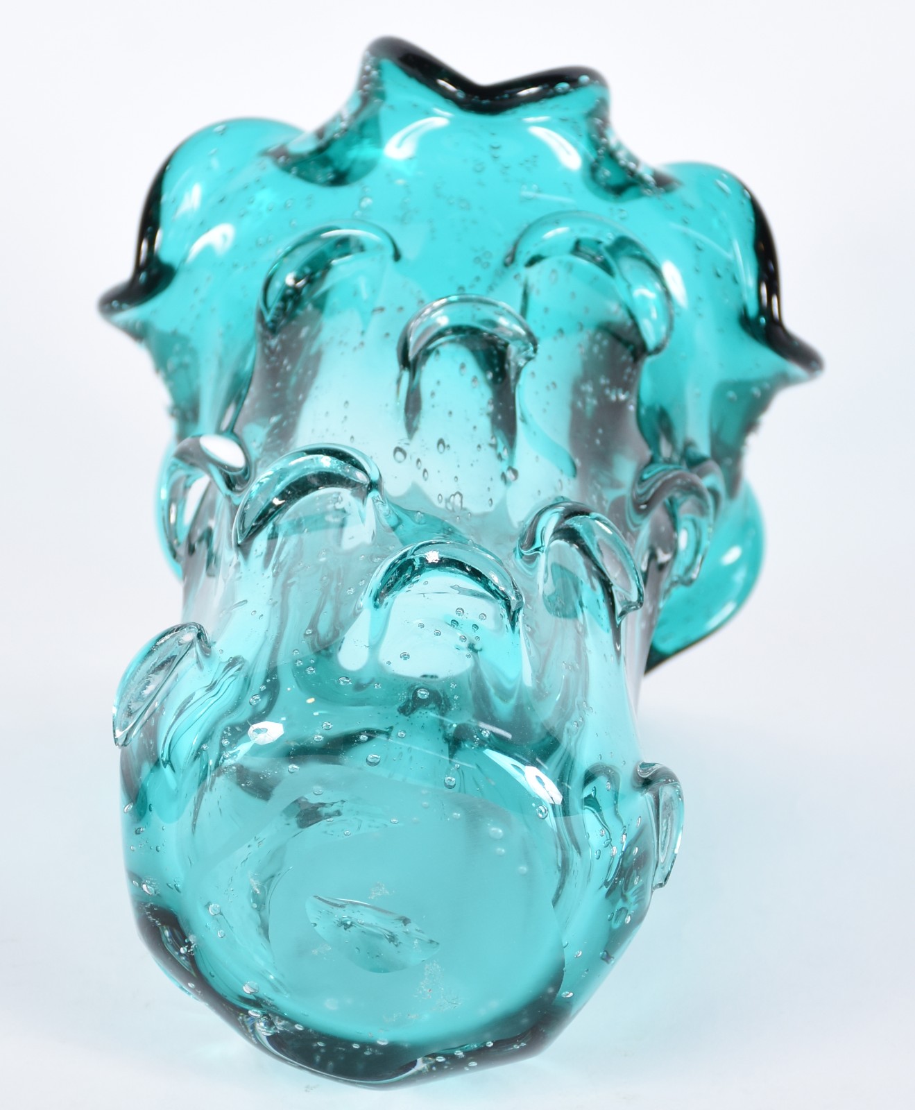Vaso de vidro decorativo na cor azul decorado com relevos e bolhas... - foto 3 de 3