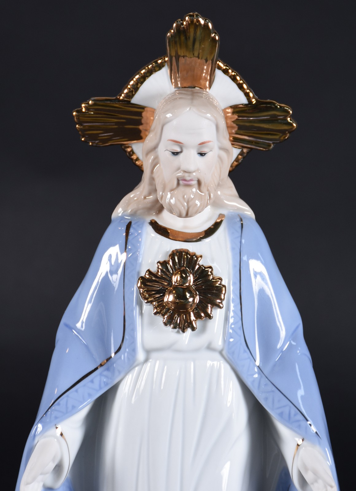 Estatueta de porcelana representando sagrado coração de Jesus. - foto 2 de 4
