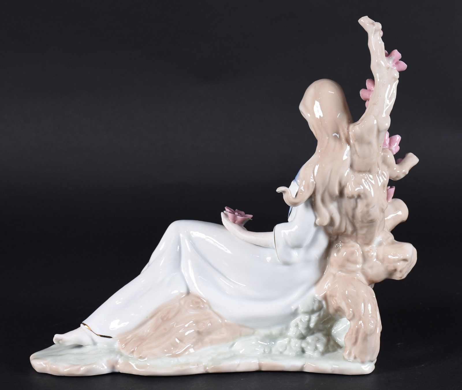 Estatueta de porcelana policromada representando dama recostada com... - foto 3 de 4