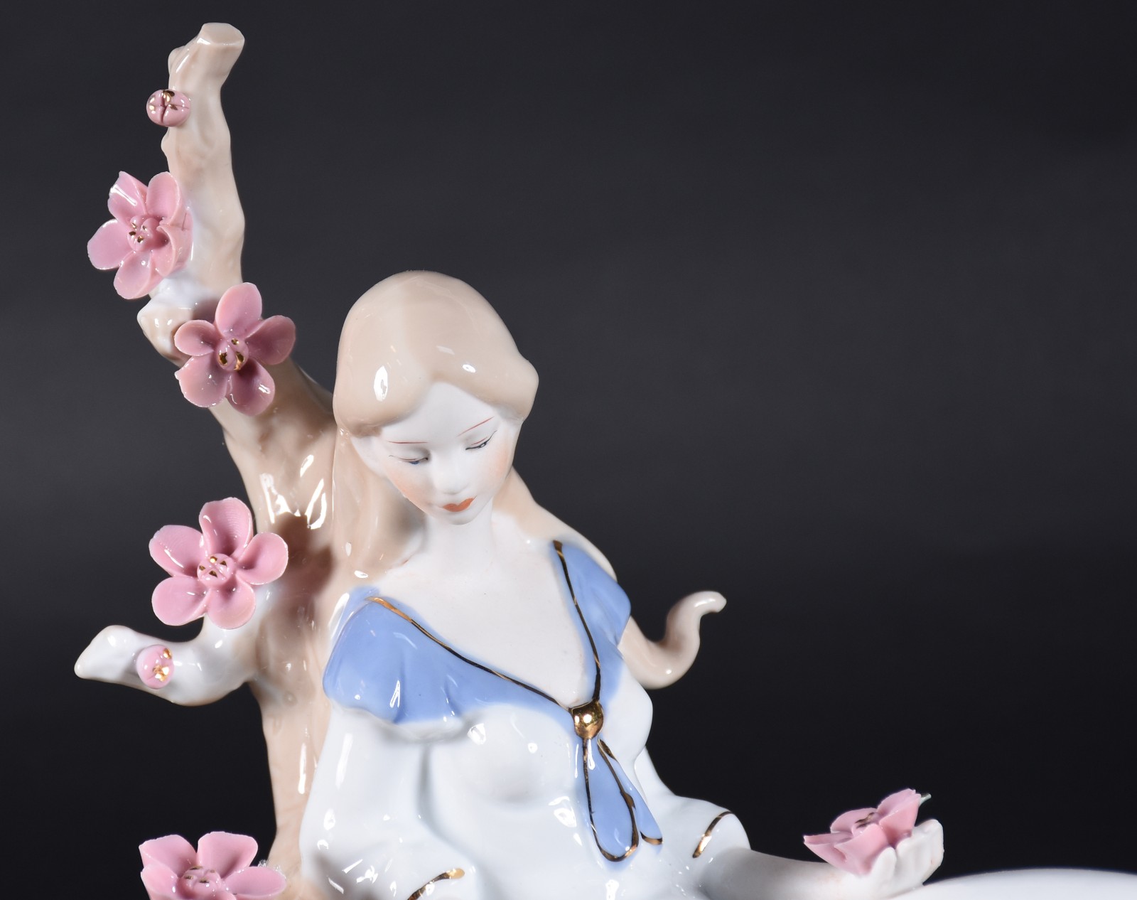 Estatueta de porcelana policromada representando dama recostada com... - foto 2 de 4