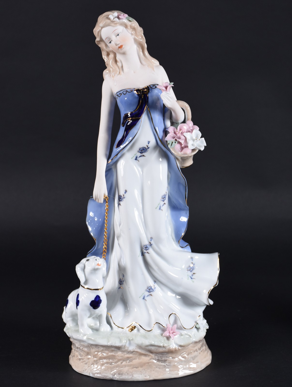 Estatueta de porcelana policromada representando dama com cachorro e... - foto 1 de 4