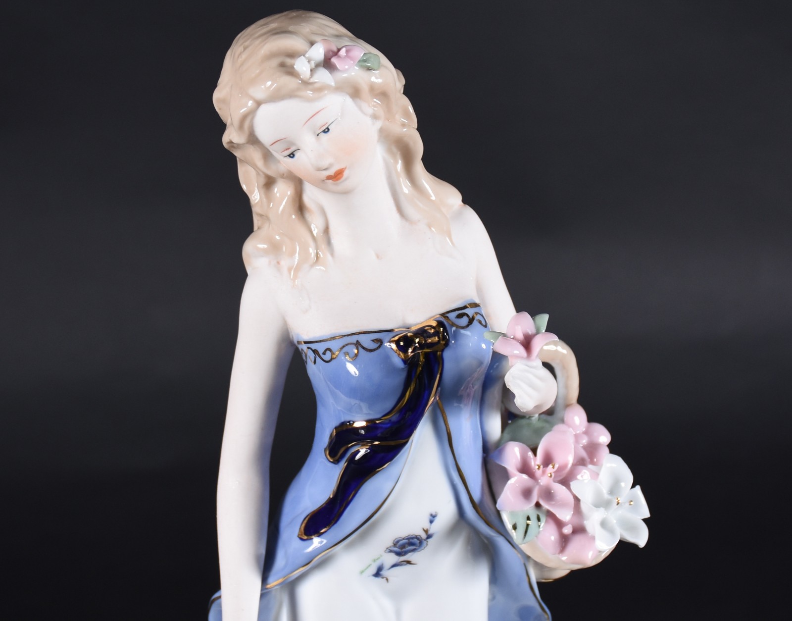 Estatueta de porcelana policromada representando dama com cachorro e... - foto 2 de 4