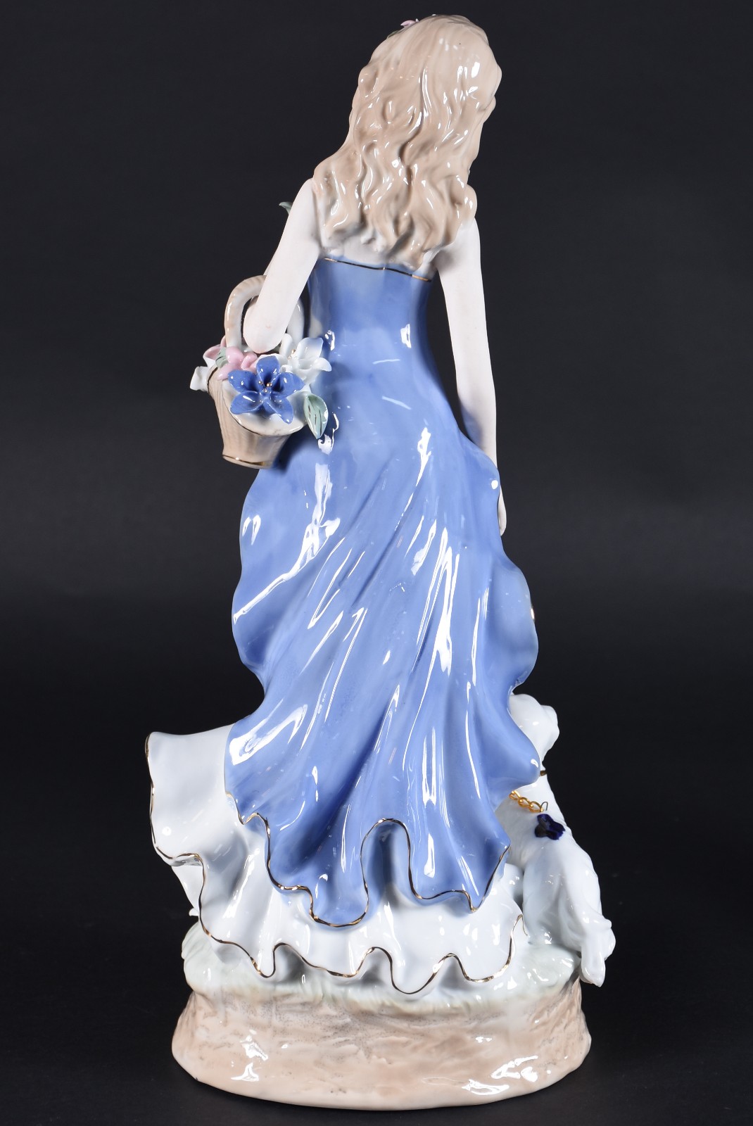 Estatueta de porcelana policromada representando dama com cachorro e... - foto 3 de 4