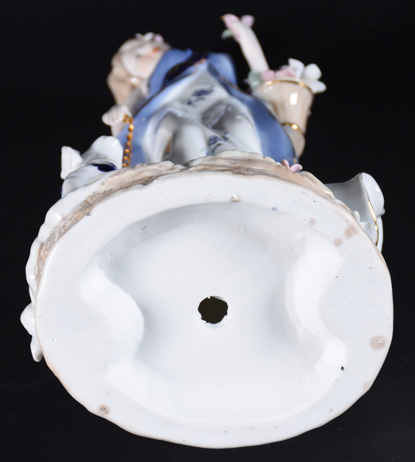 Estatueta de porcelana policromada representando dama com cachorro e... - foto 4 de 4