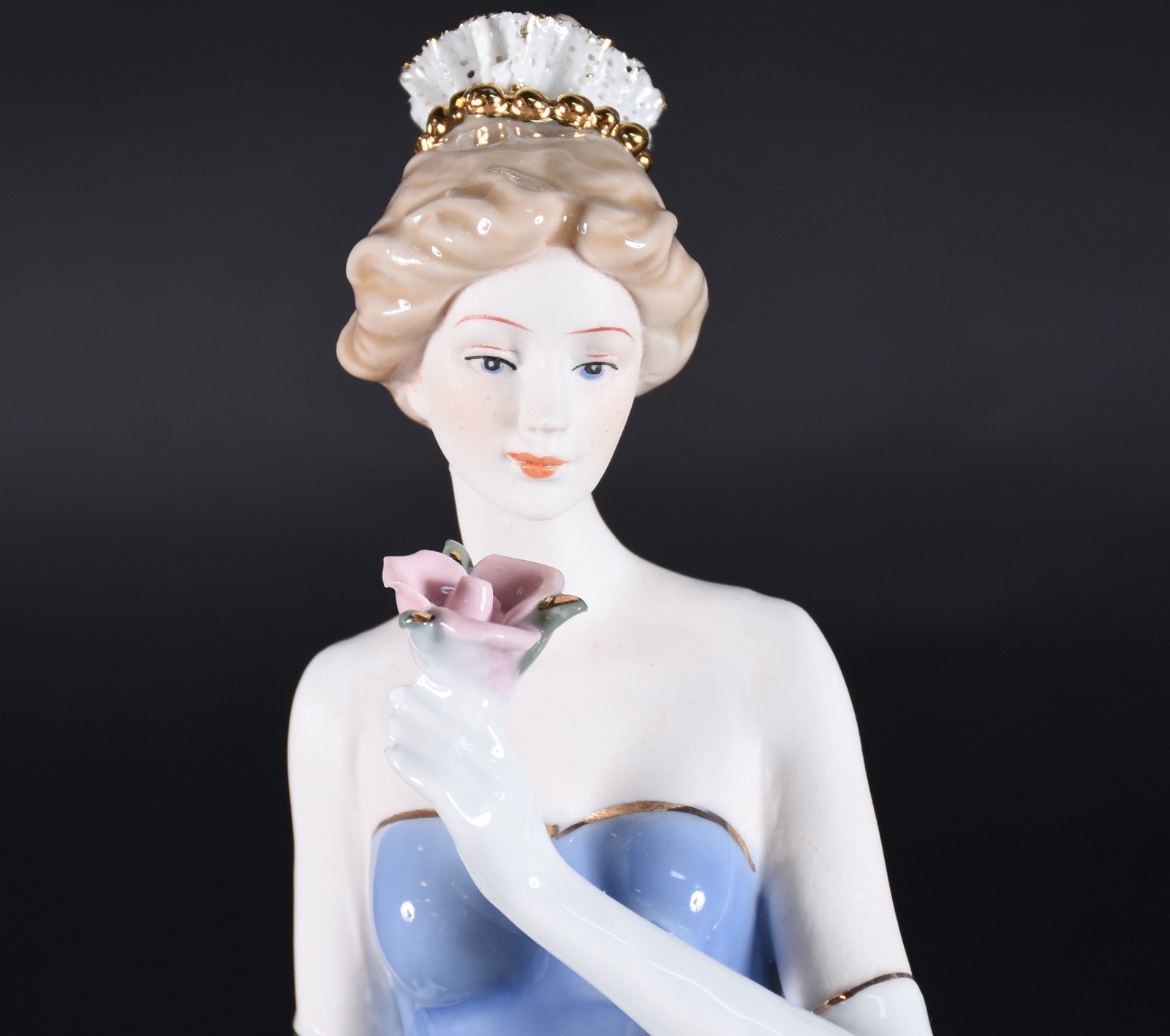 Estatueta de porcelana policromada representando dama com cachorro e... - foto 2 de 4