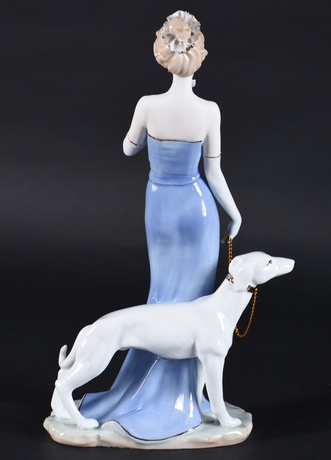 Estatueta de porcelana policromada representando dama com cachorro e... - foto 3 de 4