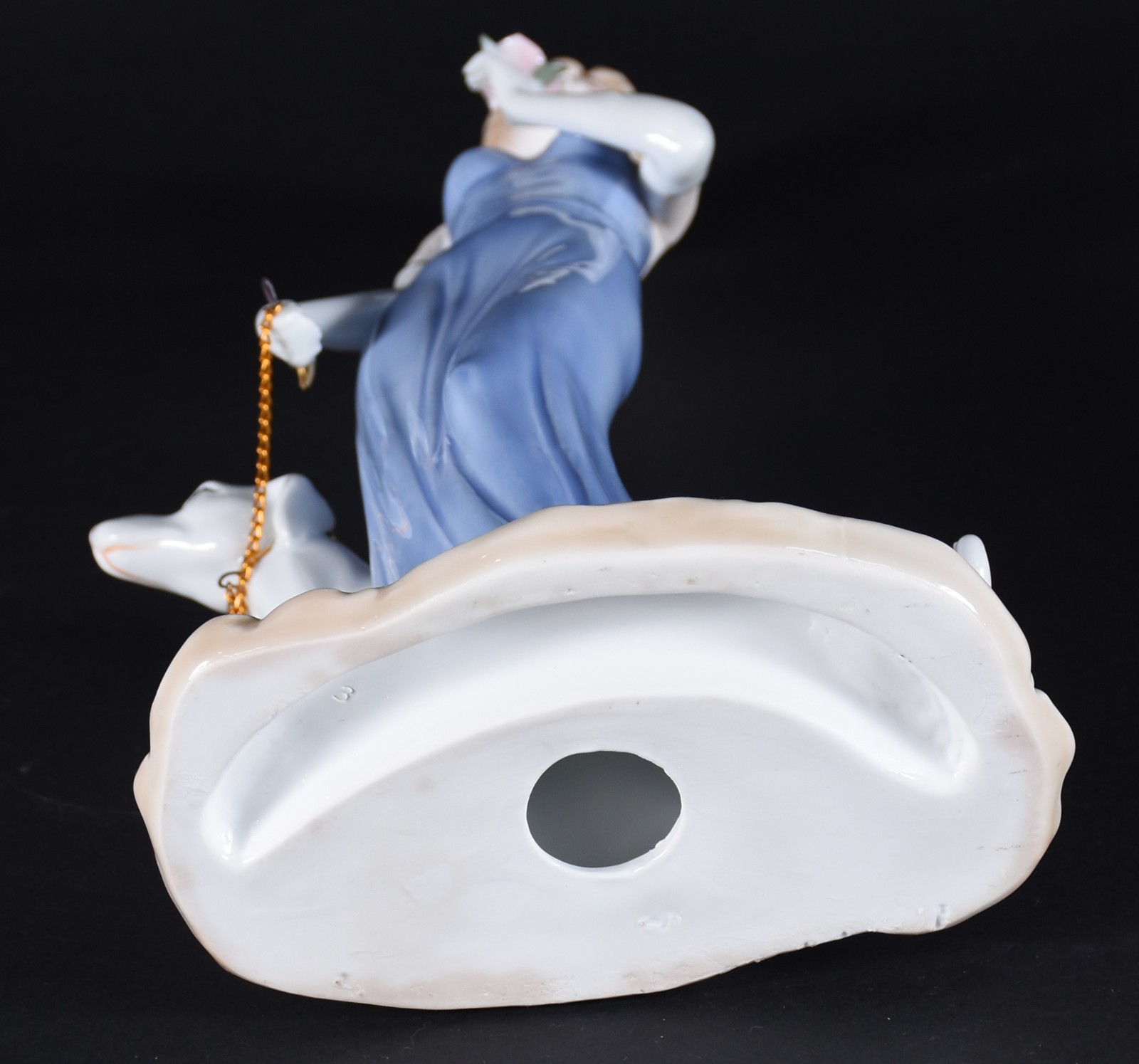 Estatueta de porcelana policromada representando dama com cachorro e... - foto 4 de 4