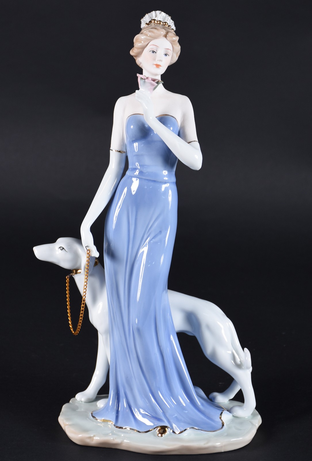 Estatueta de porcelana policromada representando dama com cachorro e... - foto 1 de 4