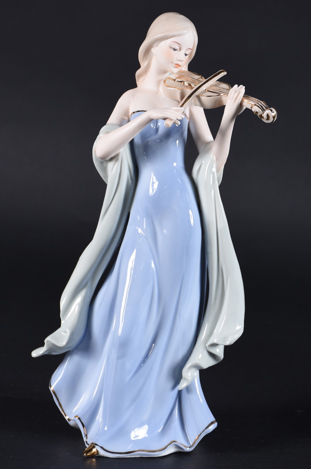 Estatueta de porcelana policromada representando dama com violino. - foto 1 de 4
