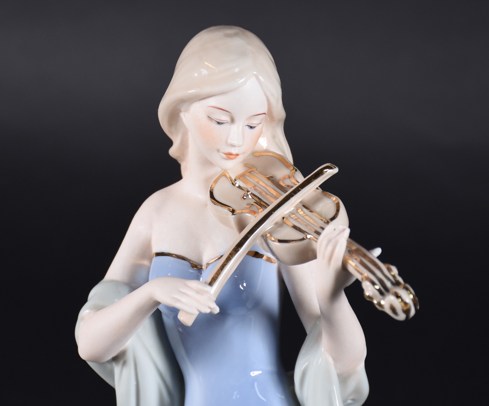 Estatueta de porcelana policromada representando dama com violino. - foto 2 de 4