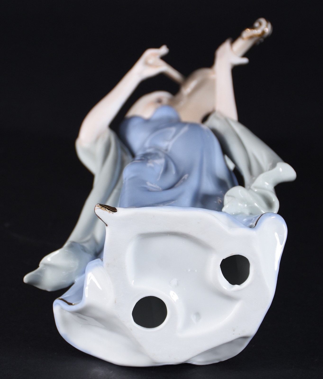 Estatueta de porcelana policromada representando dama com violino. - foto 4 de 4