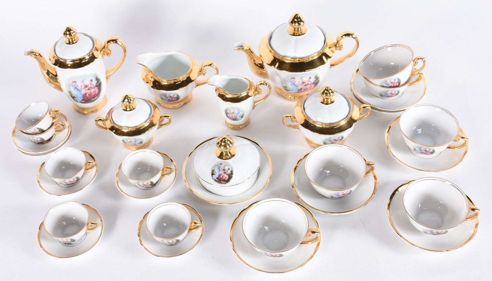 Serviço para chá e café de porcelana Real na cor branca, decorada com... - foto 2 de 6