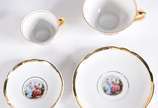 Serviço para chá e café de porcelana Real na co... - Serviço para chá e café de porcelana Real na cor branca, decorada com cenas românticas em policromia e frisos dourados, composto de: <br>6 xícar...