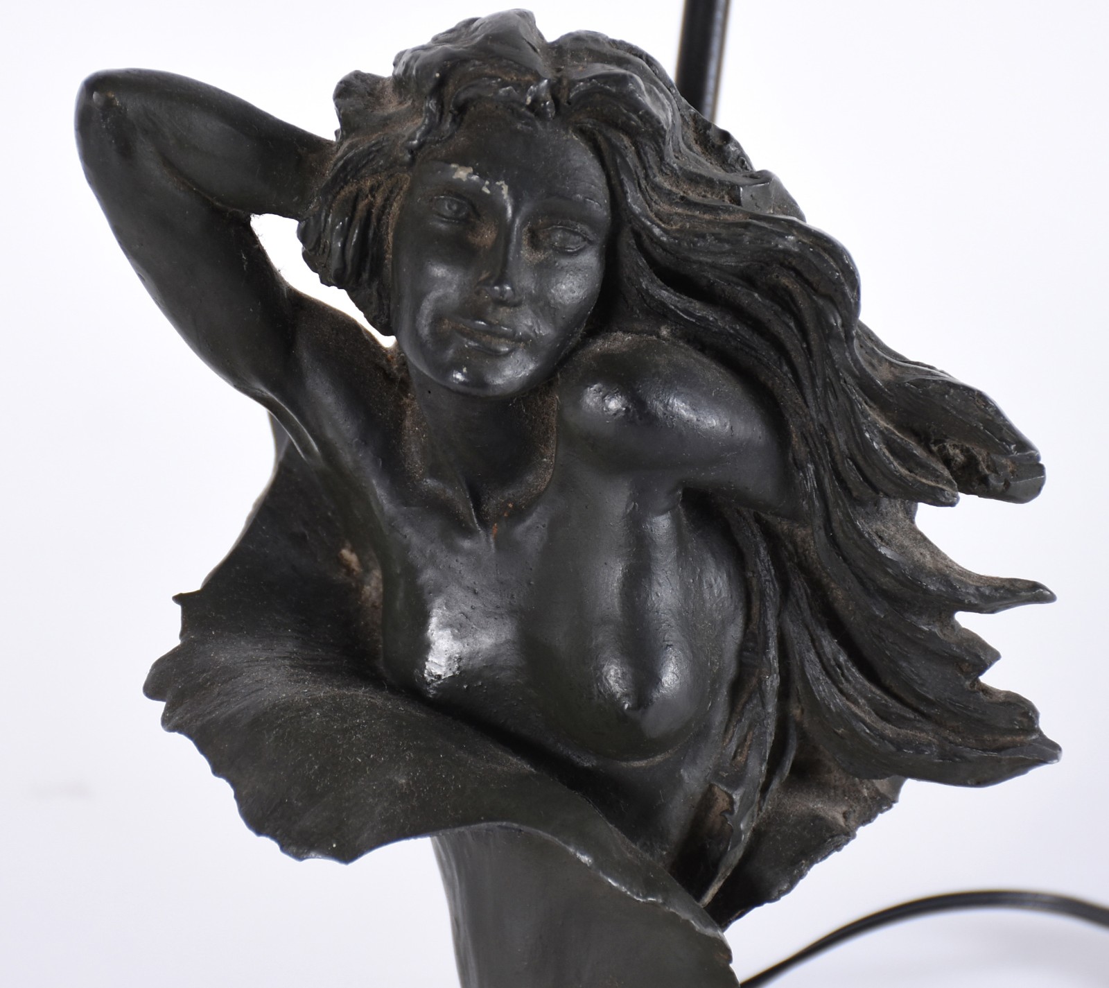 Luminária com base de figura feminina de resina e manda de vidro... - foto 2 de 4