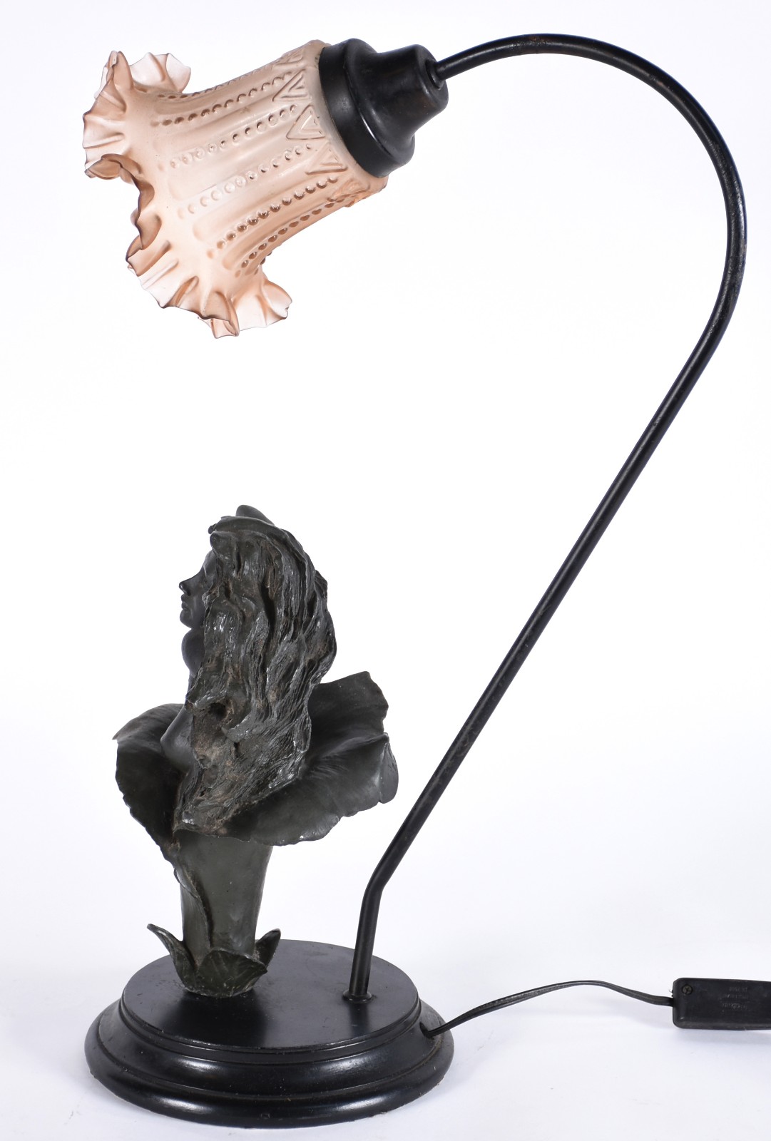Luminária com base de figura feminina de resina e manda de vidro... - foto 3 de 4