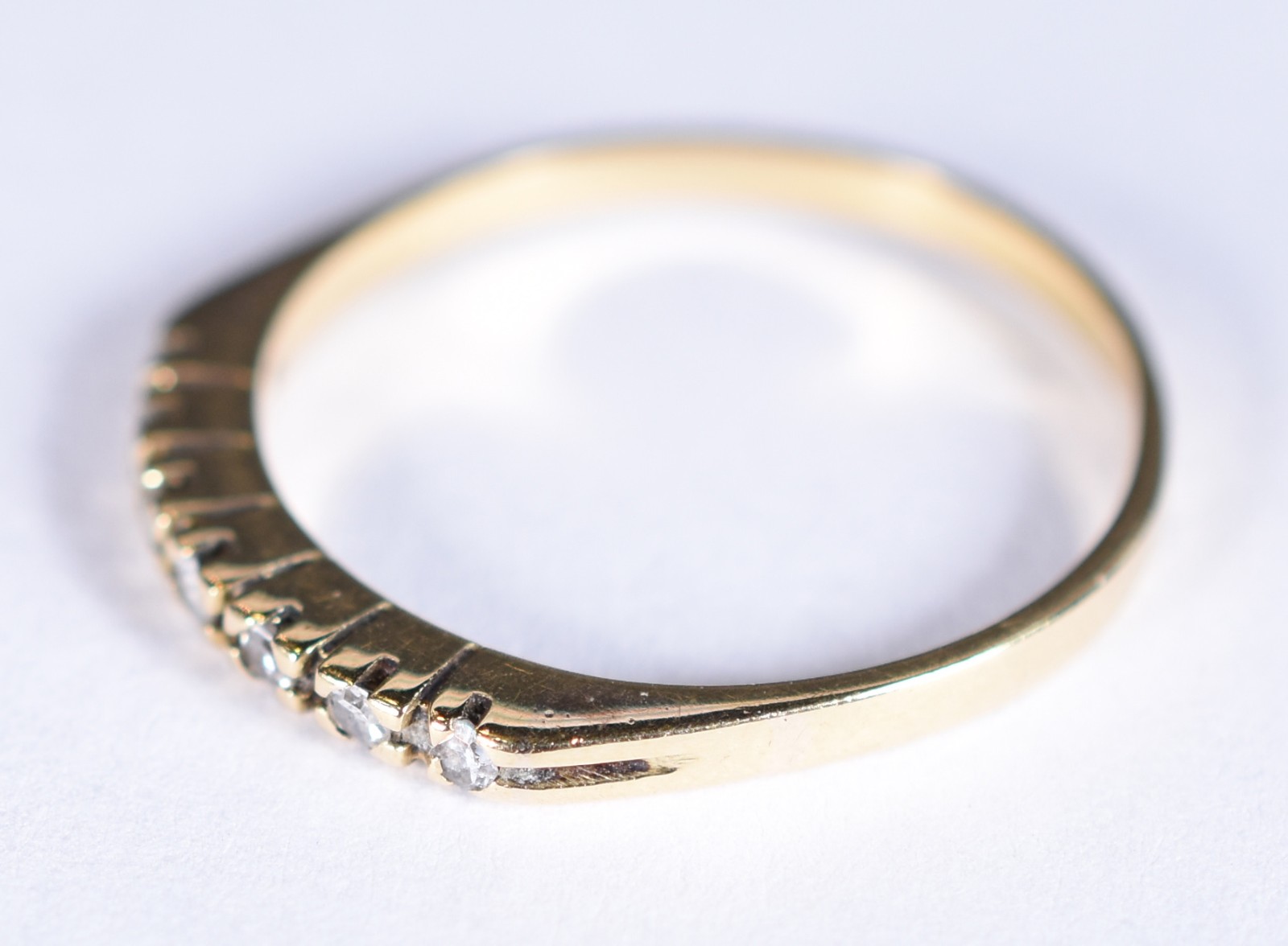 Meia aliança de ouro 18k, contraste 750 com 7 brilhantes, aro 18 (Por... - foto 2 de 4