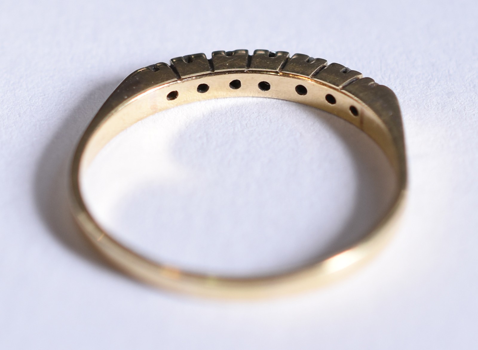 Meia aliança de ouro 18k, contraste 750 com 7 brilhantes, aro 18 (Por... - foto 4 de 4