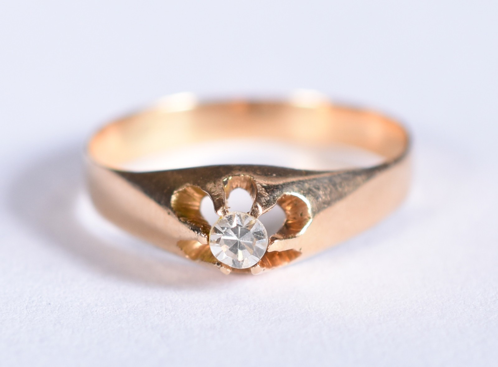 Solitário de ouro 18k, contraste 750, um brilhante de 0,10 ct, aro 15... - foto 1 de 3