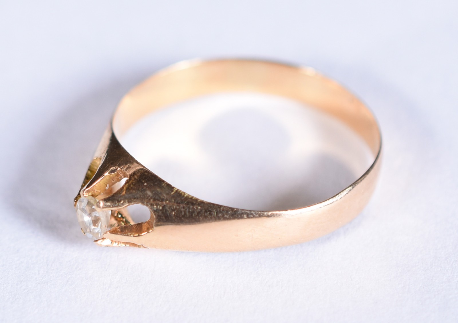 Solitário de ouro 18k, contraste 750, um brilhante de 0,10 ct, aro 15... - foto 2 de 3