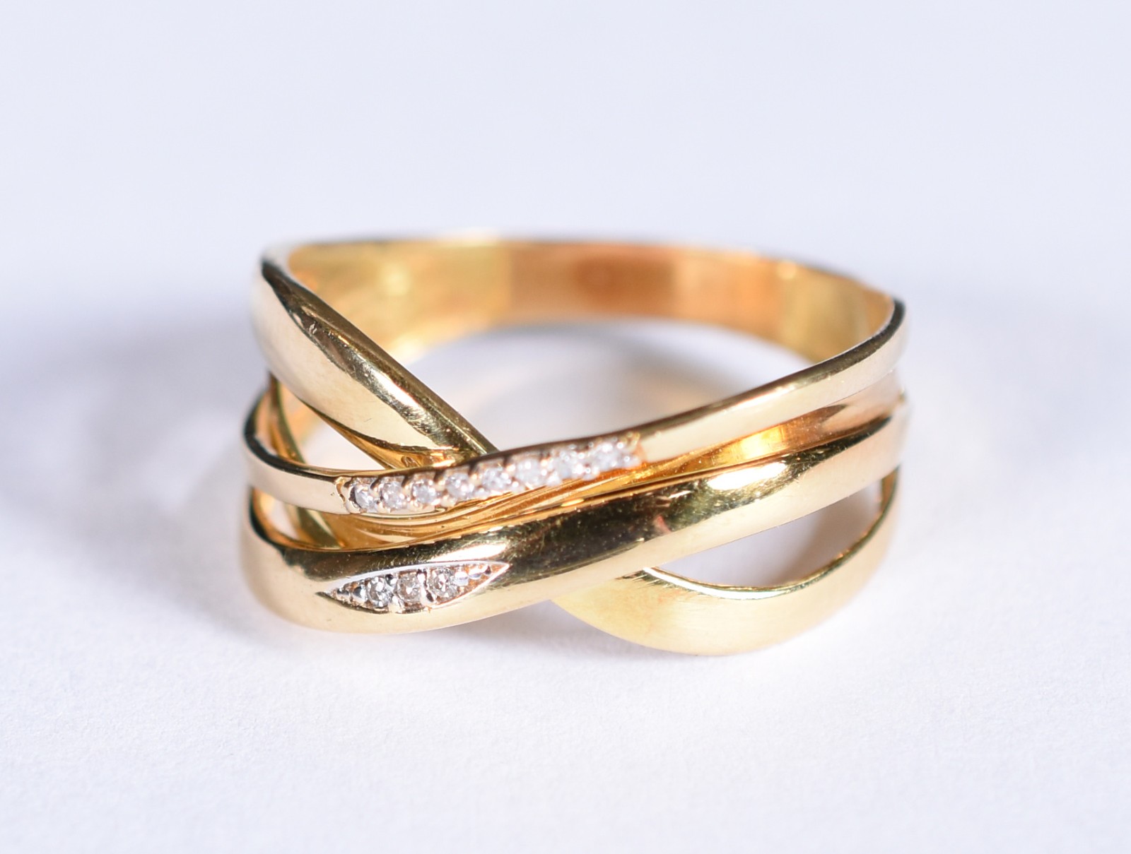 Anel de ouro 18k, contraste 750,feitio entrelaçado com brilhante, aro... - foto 1 de 5