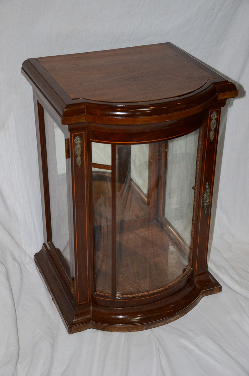 Pequena vitrine com vidro curvo (no estado) Med. 44 x 40 alt. 65 cm.