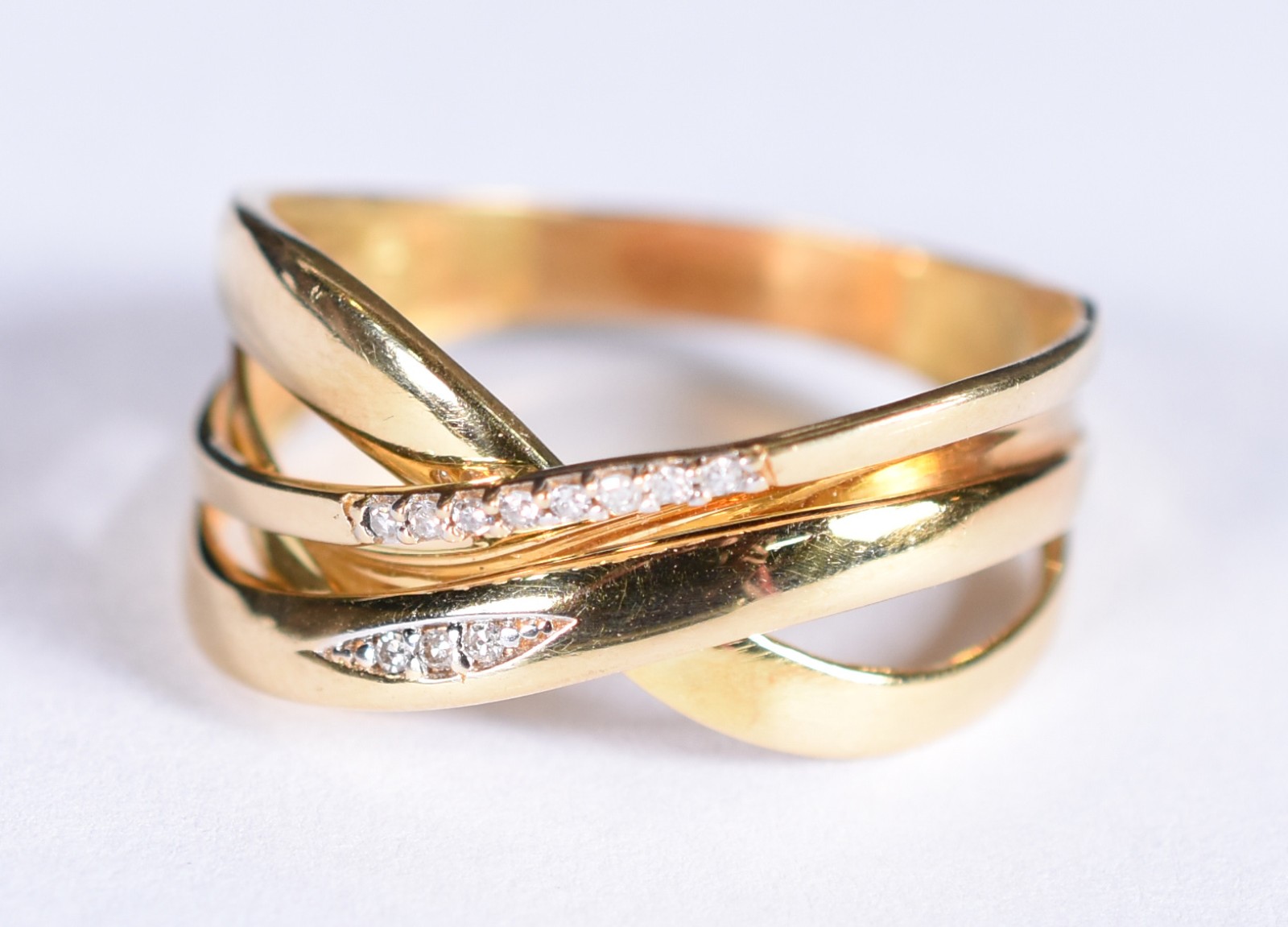 Anel de ouro 18k, contraste 750,feitio entrelaçado com brilhante, aro... - foto 2 de 5