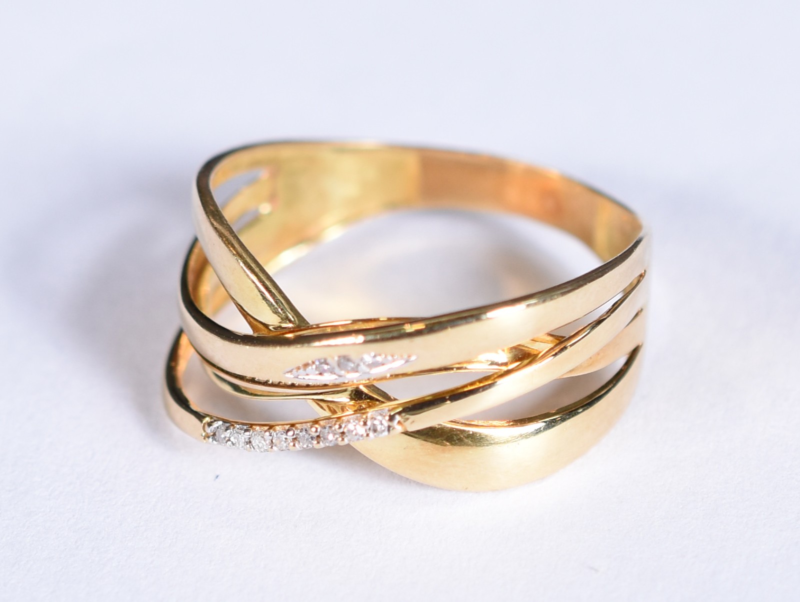 Anel de ouro 18k, contraste 750,feitio entrelaçado com brilhante, aro... - foto 3 de 5