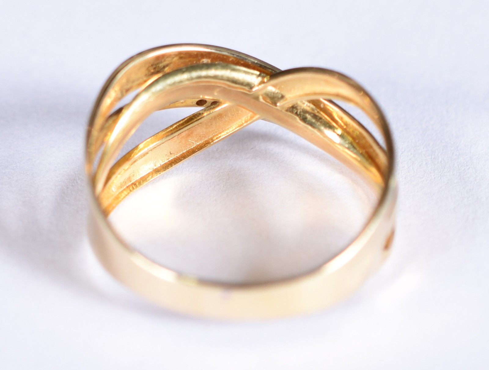 Anel de ouro 18k, contraste 750,feitio entrelaçado com brilhante, aro... - foto 5 de 5