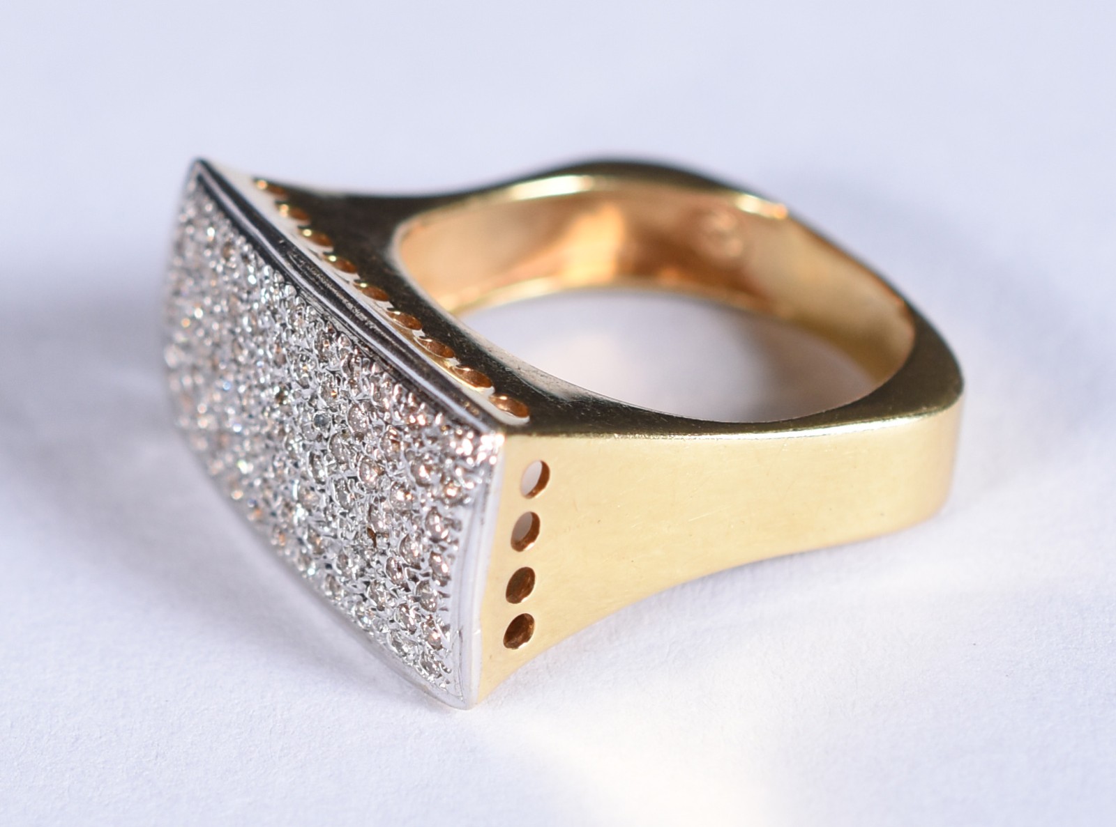 Anel de ouro 18k, contraste 750 cravejado com aproximadamente 38... - foto 2 de 5