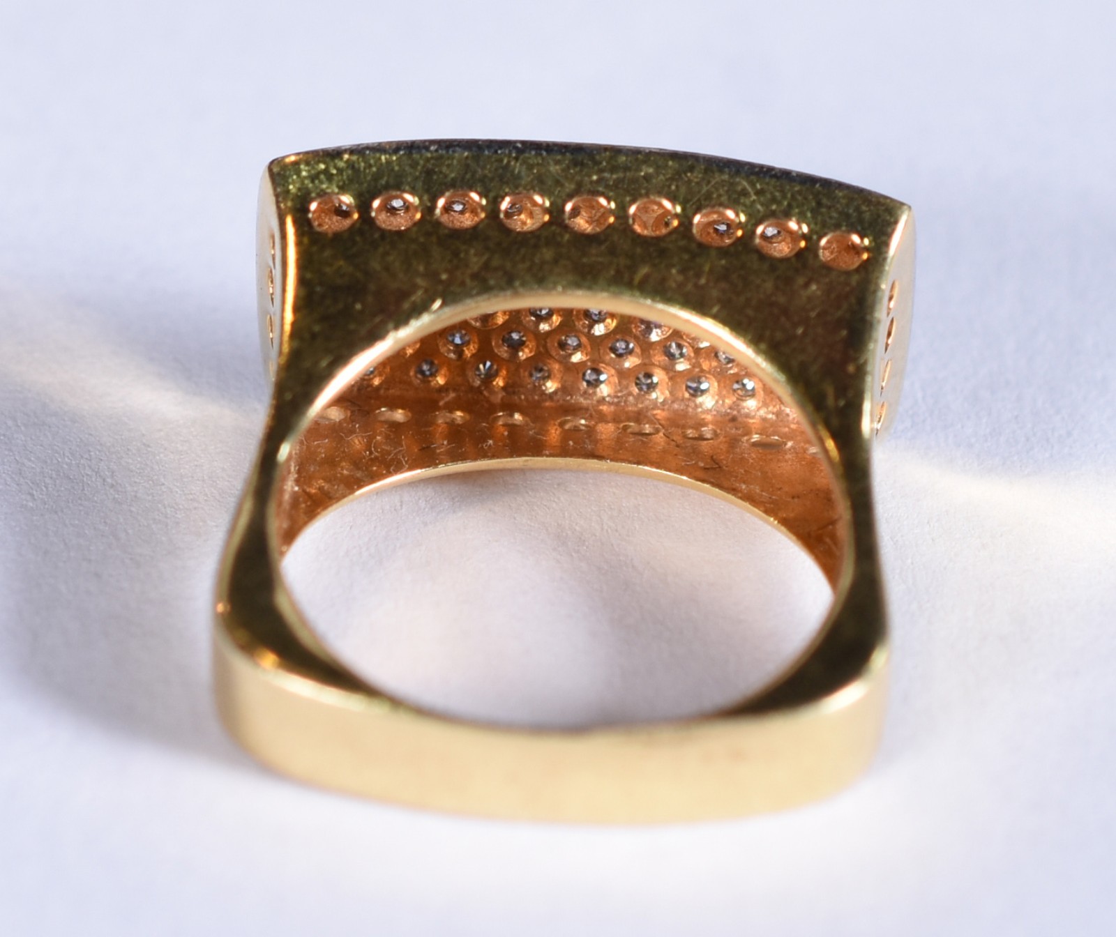 Anel de ouro 18k, contraste 750 cravejado com aproximadamente 38... - foto 4 de 5