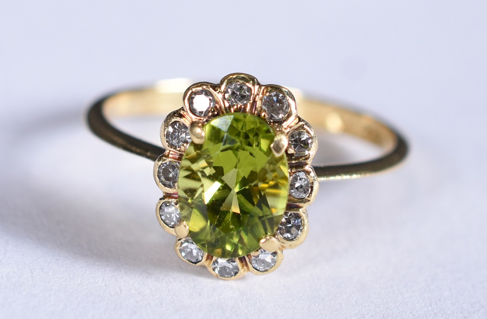 Anel de ouro 18k, contraste 750 com 15 brilhantes e pedra verde, aro... - foto 1 de 6