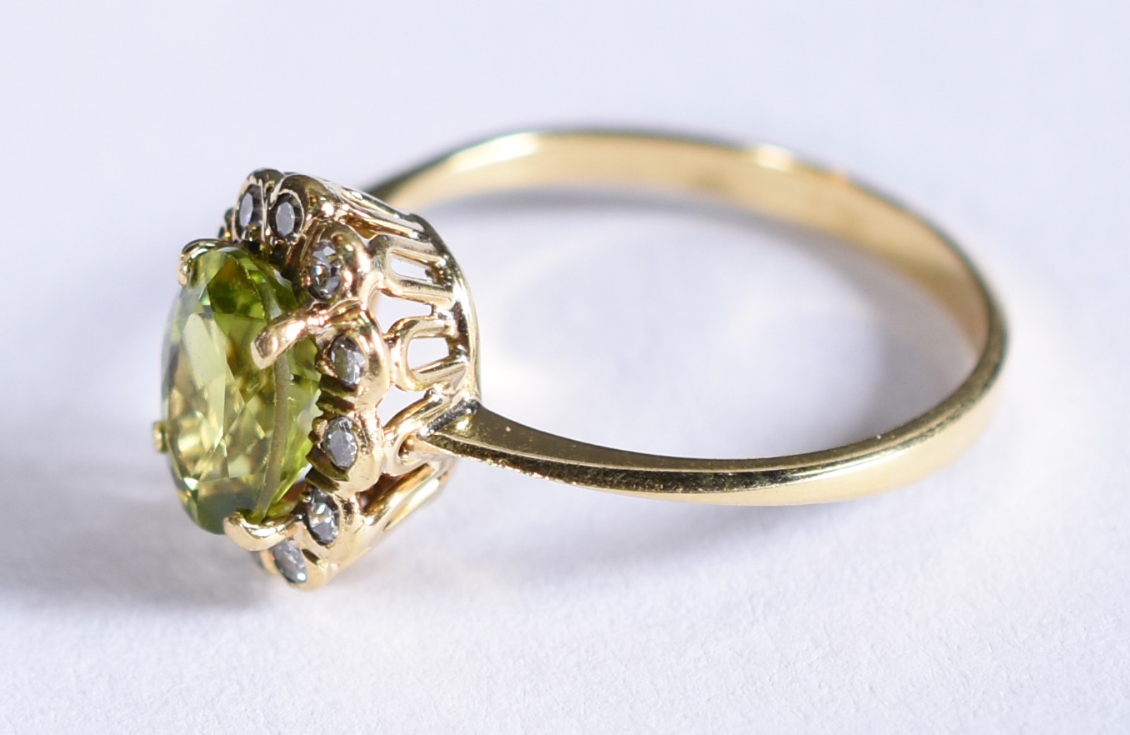 Anel de ouro 18k, contraste 750 com 15 brilhantes e pedra verde, aro... - foto 2 de 6