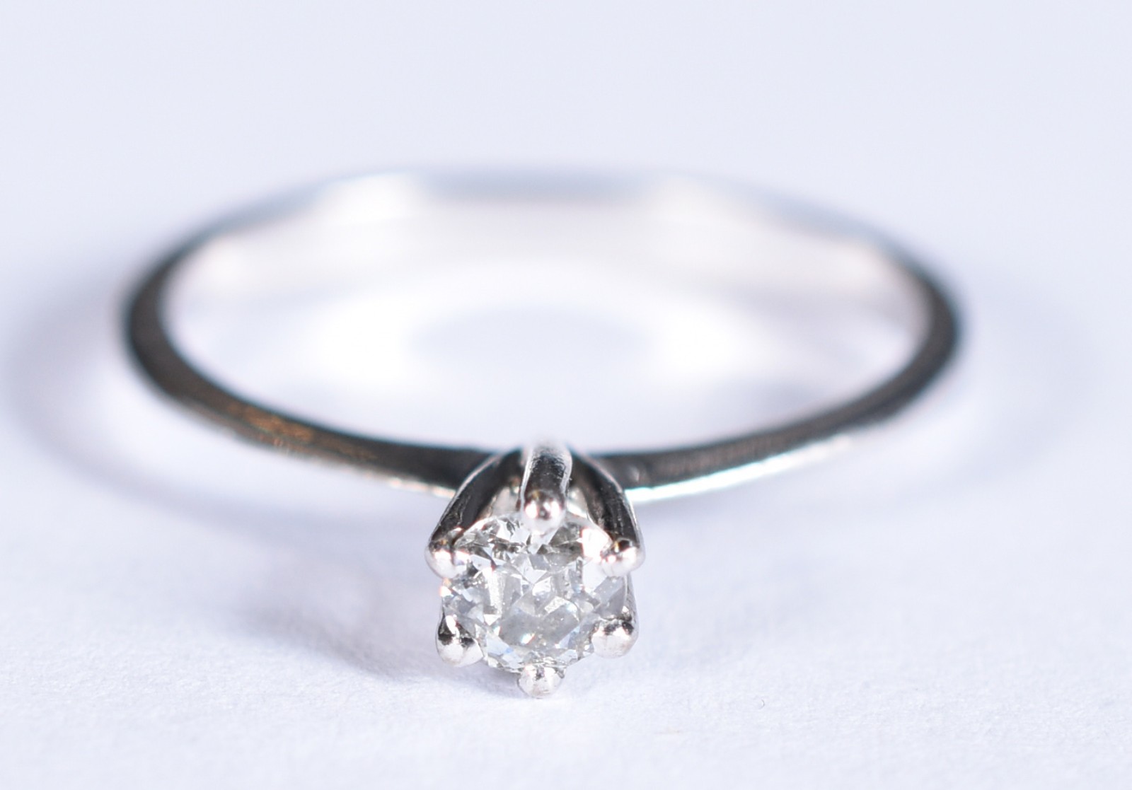 Solitário de ouro branco com um brilhantes de 0,20 ct, aro 14 (Por... - foto 1 de 3
