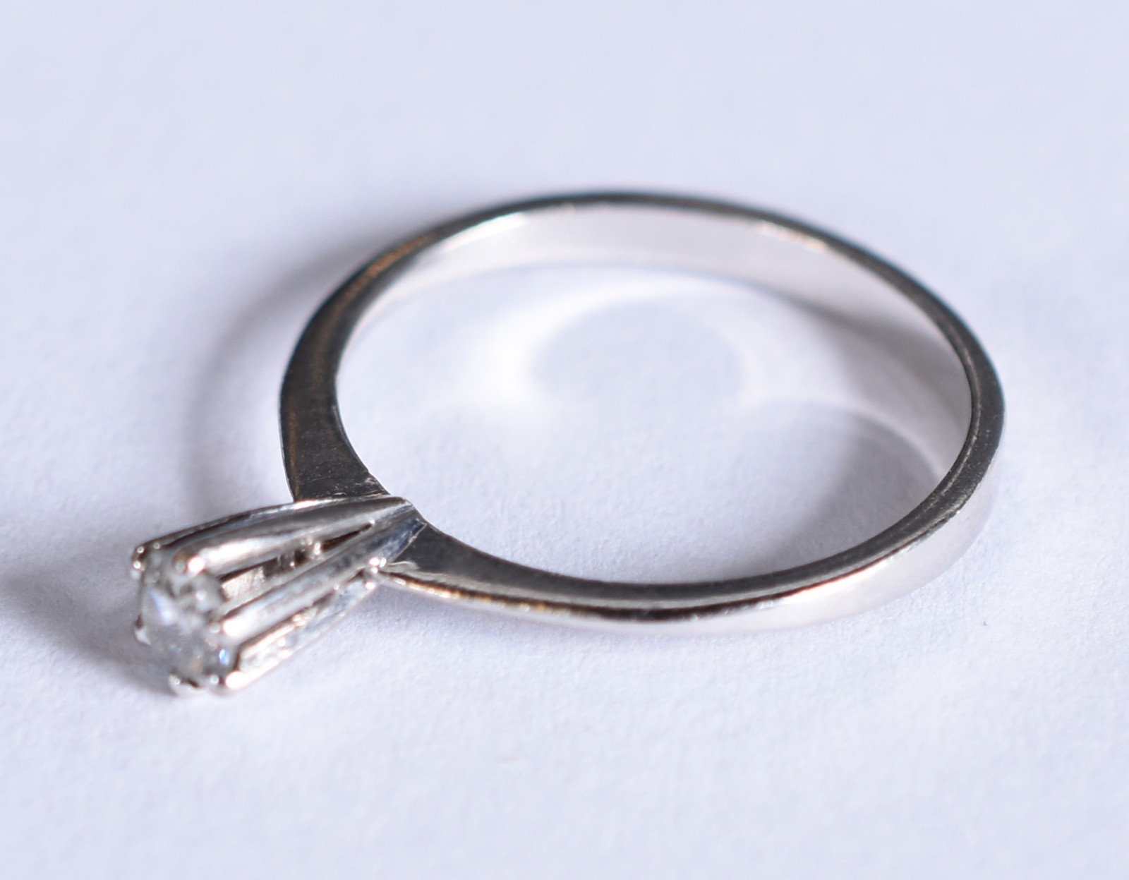 Solitário de ouro branco com um brilhantes de 0,20 ct, aro 14 (Por... - foto 2 de 3