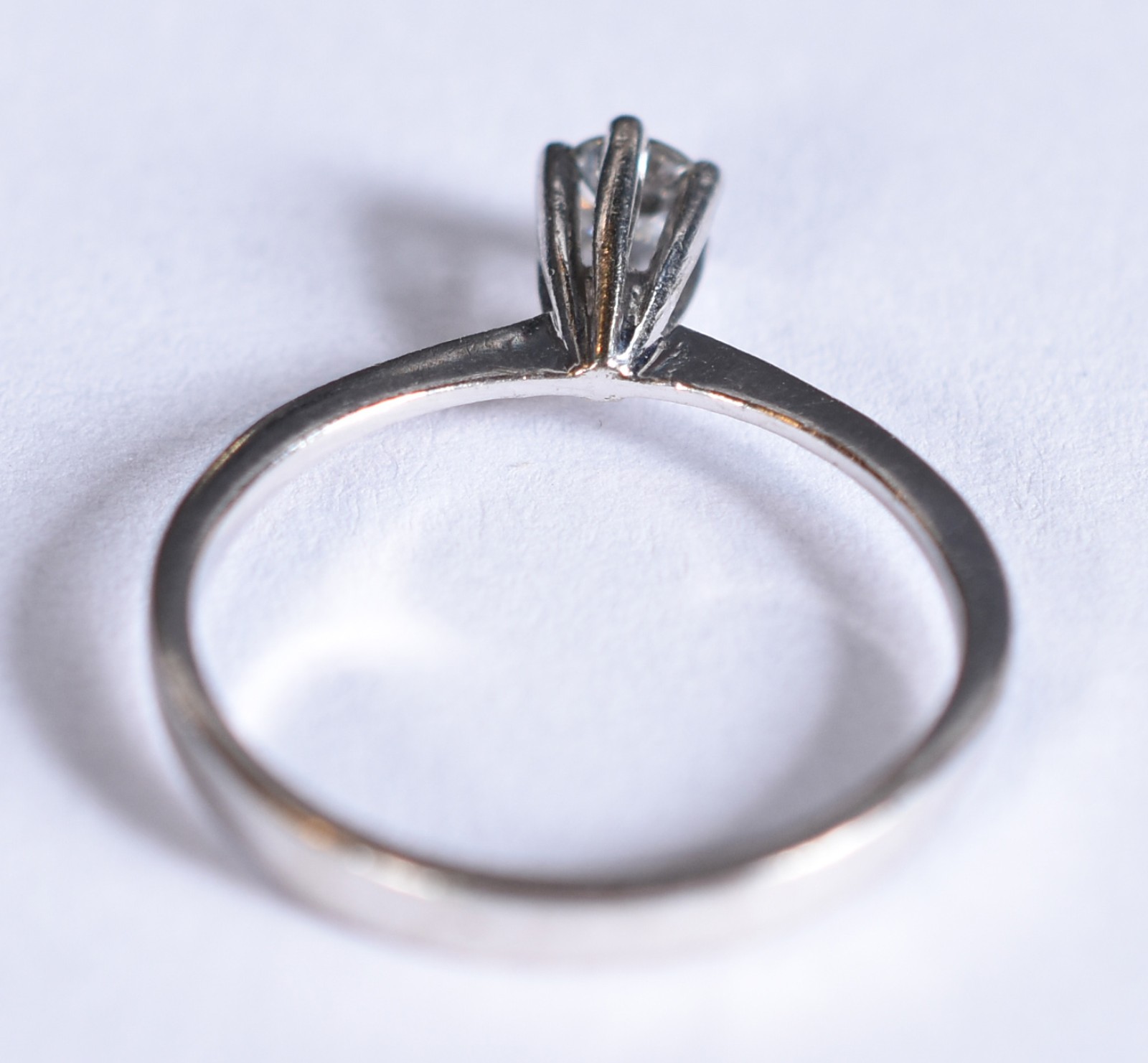 Solitário de ouro branco com um brilhantes de 0,20 ct, aro 14 (Por... - foto 3 de 3