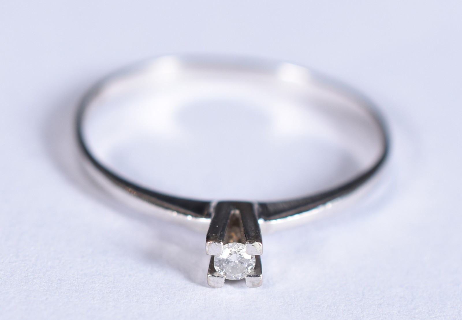 Solitário de ouro branco com um brilhante de 0,10 ct aproximadamente... - foto 1 de 4