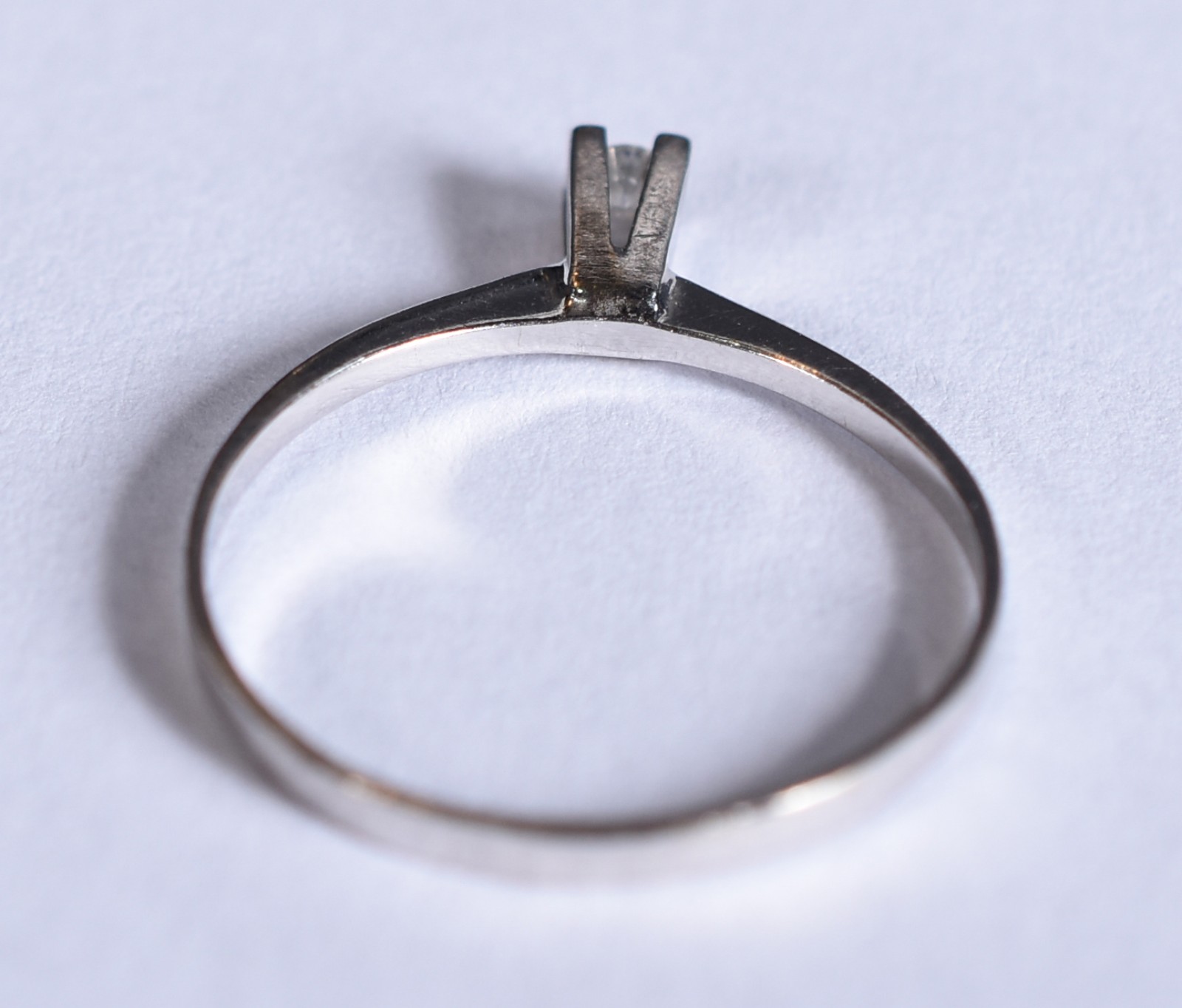 Solitário de ouro branco com um brilhante de 0,10 ct aproximadamente... - foto 4 de 4