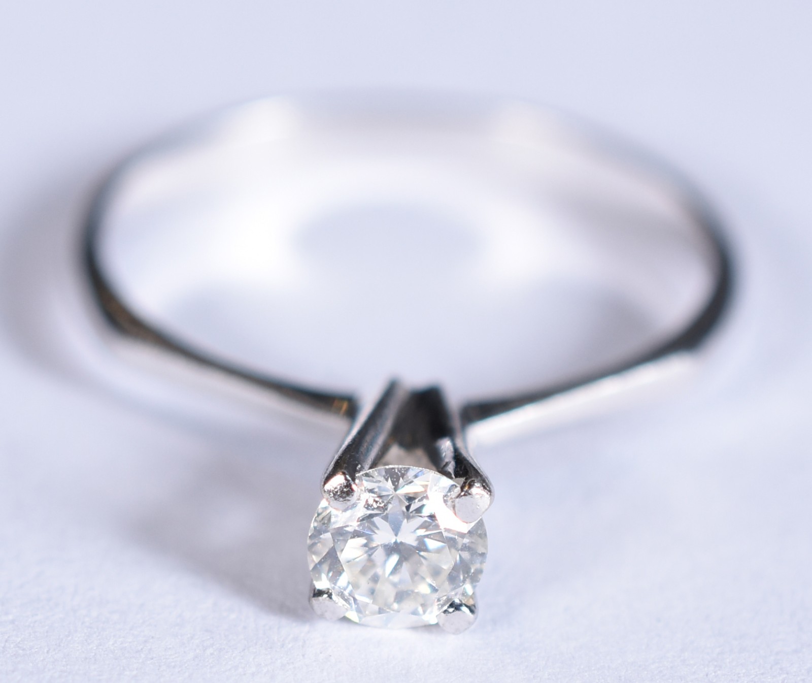 Solitário de ouro branco com um brilhantes de 0,30 ct, aro 14 (Por... - foto 1 de 3