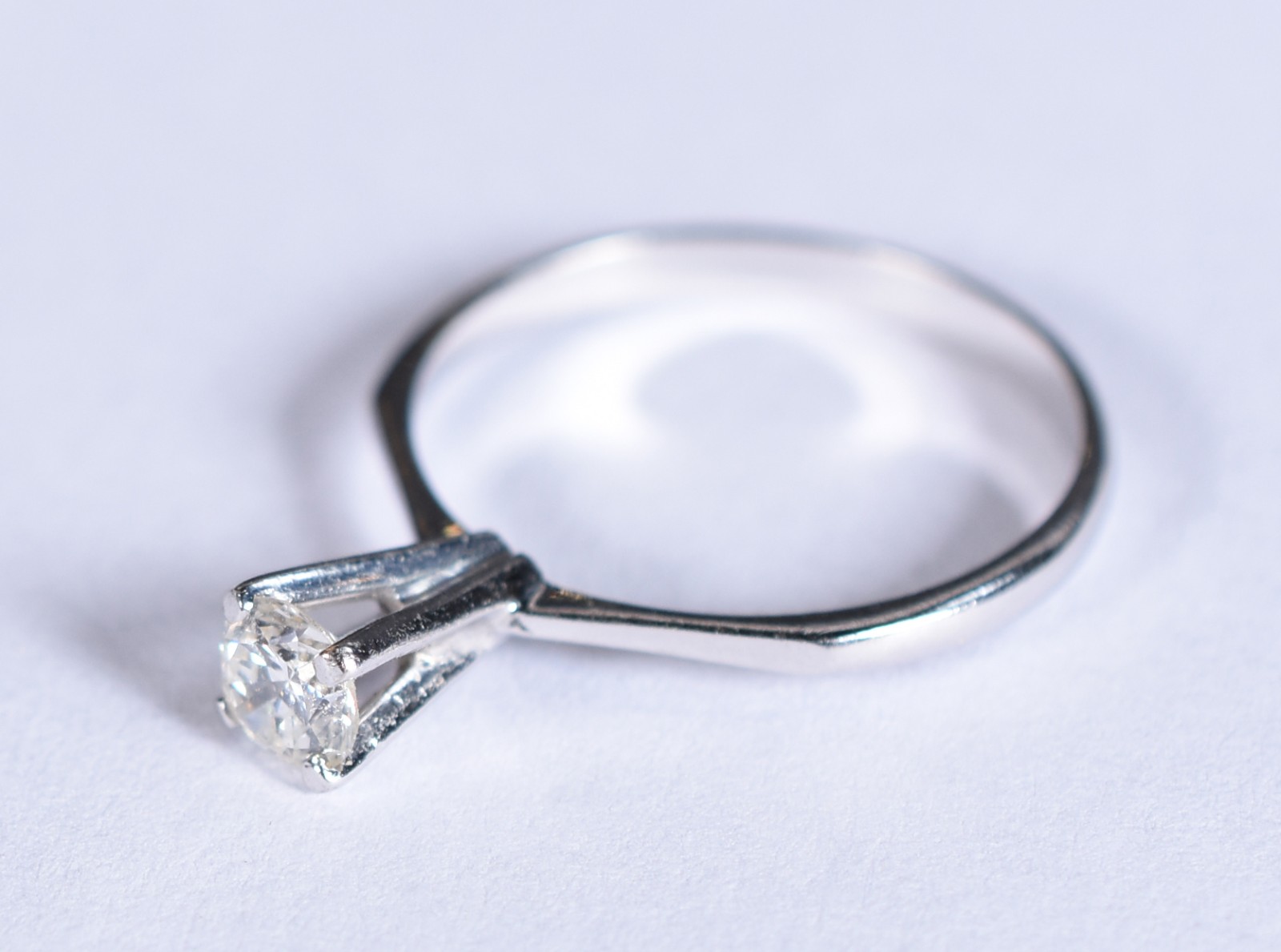 Solitário de ouro branco com um brilhantes de 0,30 ct, aro 14 (Por... - foto 2 de 3