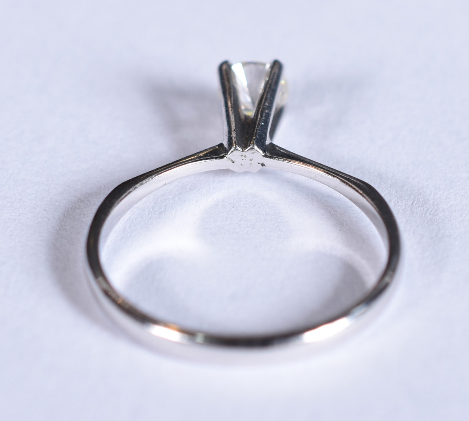 Solitário de ouro branco com um brilhantes de 0,30 ct, aro 14 (Por... - foto 3 de 3