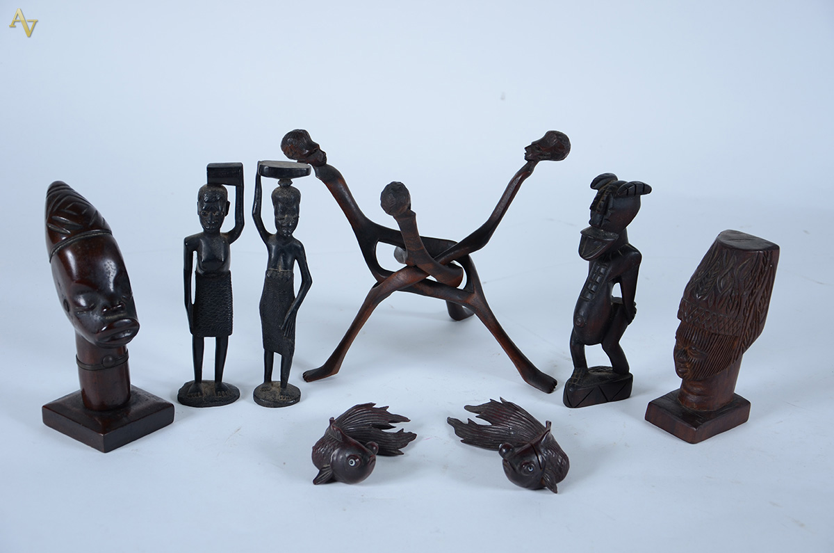 Conjunto com 8 peças africanas e orientais em madeira, motivos...