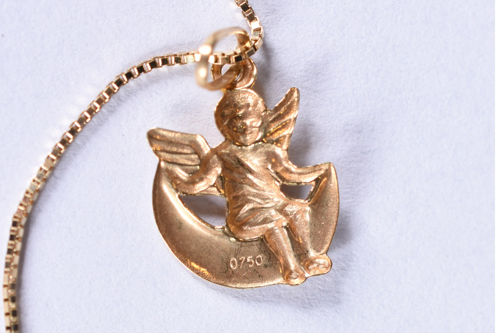 Colar de ouro amarelo, contraste 750 com pingente de guarda anjo (Por... - foto 4 de 5