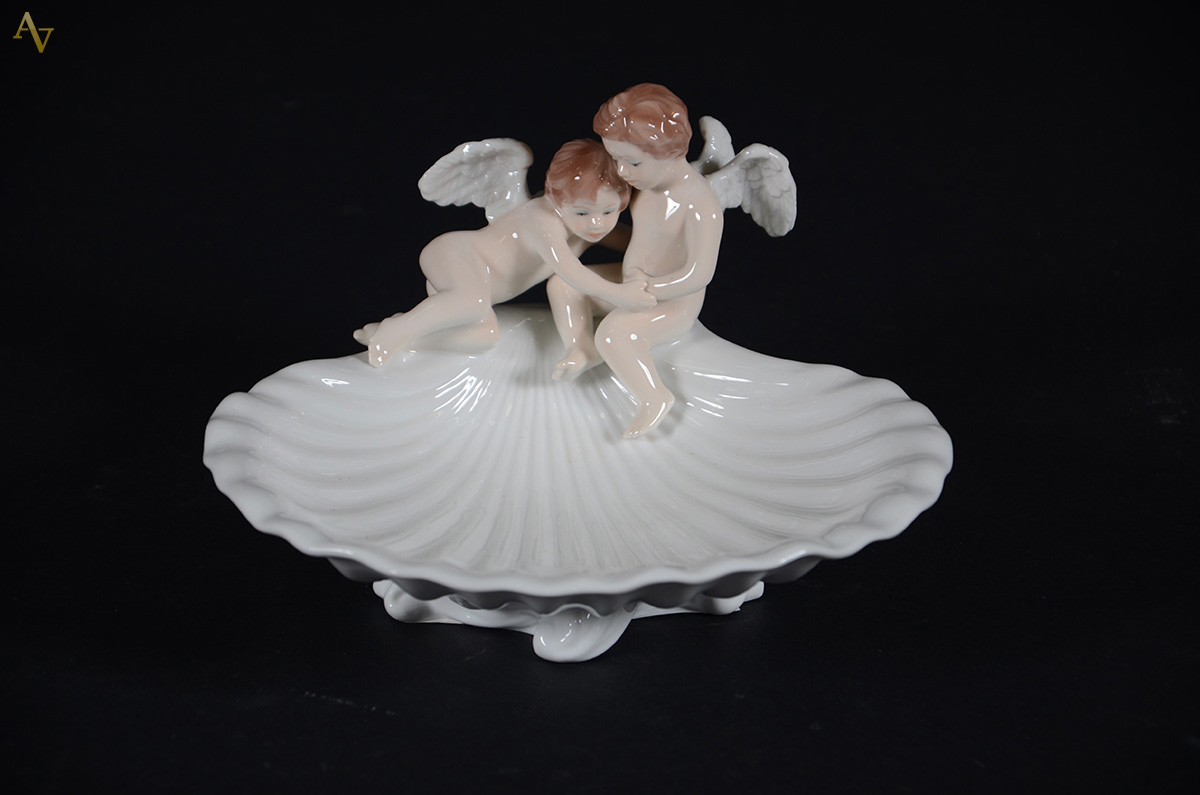 Porta cartões em porcelana no formato de concha com anjos. Medida: 21...