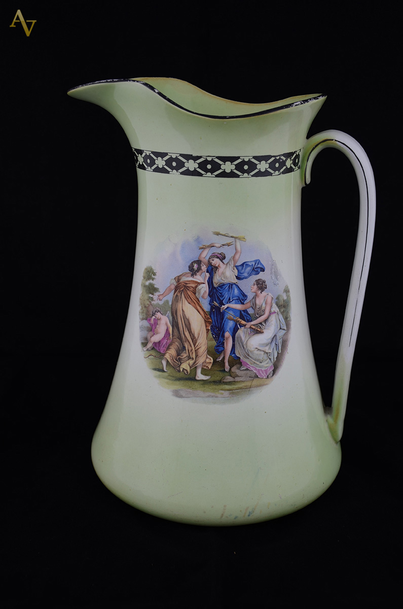 Jarra em porcelana inglesa decorado com cena galante. Alt. 33 cm - foto 1 de 2