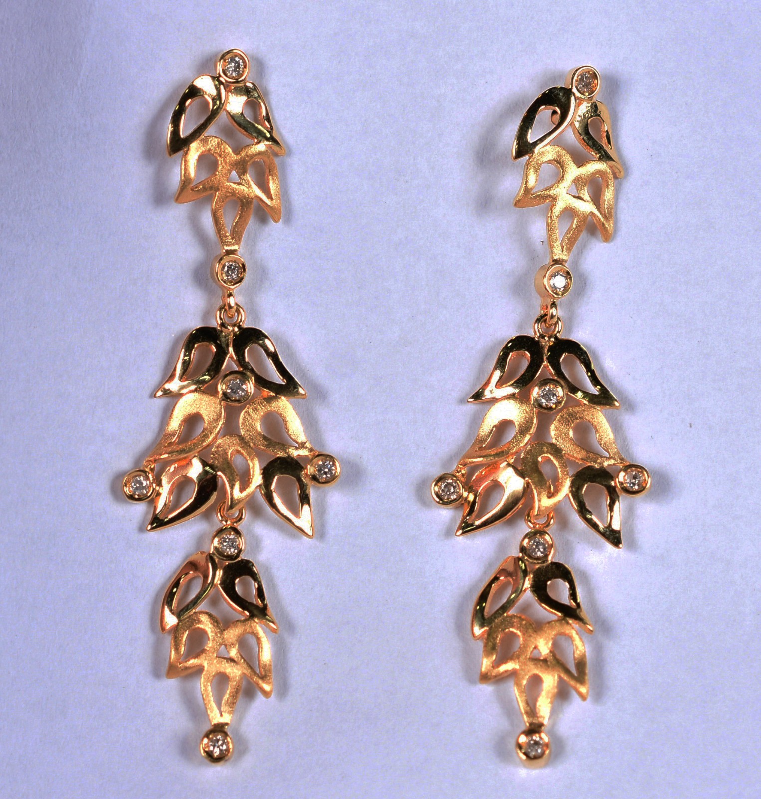 Par de brincos de ouro 18k, contraste 750 com 12 brilhantes (Por... - foto 1 de 2