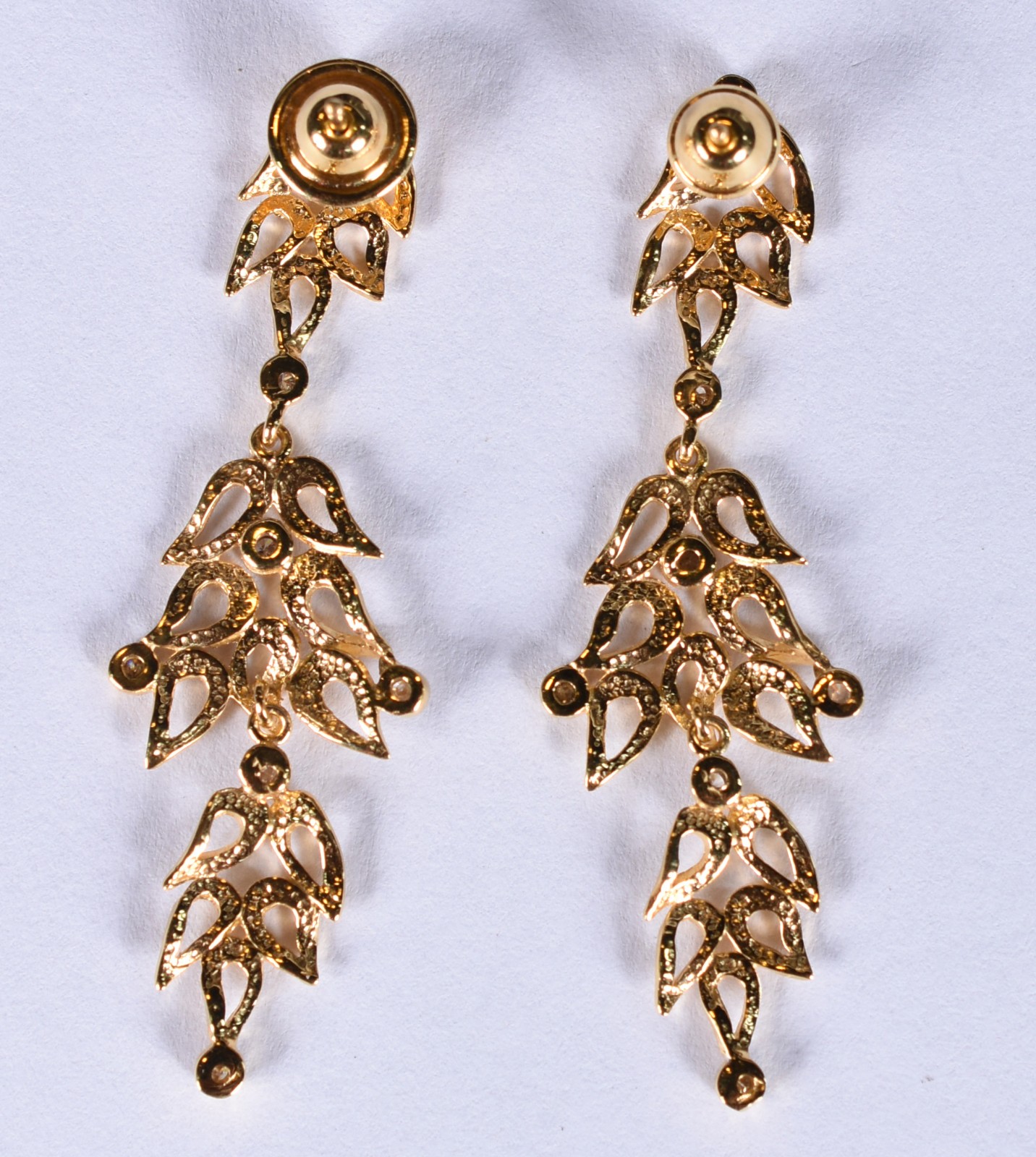 Par de brincos de ouro 18k, contraste 750 com 12 brilhantes (Por... - foto 2 de 2